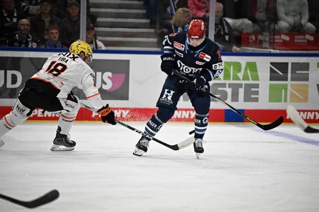 (v.l.n.r.) Eric Uba (Loewen Frankfurt 18) Boaz Bassen (Schwenninger Wild Wings) 64 Schwenninger Wild Wings gegen Loewen Frankfurt, DEL, Hauptrunde, Spiel 1, Saison 2026 2027, 20260918 Schwenninger Wild Wings gegen Loewen Frankfurt, DEL, Hauptrunde, Spiel 1, Saison 2026 2027, 20260918 Schwenningen Copyright: xEibner-Pressefoto SvenxLaeglerx EP_SVL