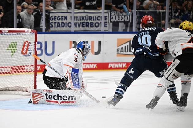 (v.l.n.r.) Adam Scheel (Loewen Frankfurt 31) Mirko Hoefflin (Schwenninger Wild Wings) 10 Schwenninger Wild Wings gegen Loewen Frankfurt, DEL, Hauptrunde, Spiel 1, Saison 2026 2027, 20260918 Schwenninger Wild Wings gegen Loewen Frankfurt, DEL, Hauptrunde, Spiel 1, Saison 2026 2027, 20260918 Schwenningen Copyright: xEibner-Pressefoto SvenxLaeglerx EP_SVL