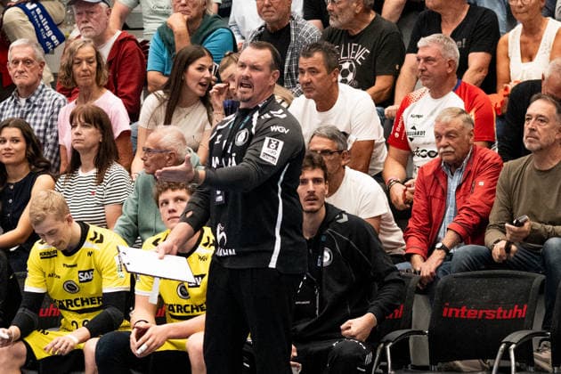 Misha Kaufmann, (TVB Stuttgart, Trainer, Coach), koomuniziert wie immer aktiv, HBW Balingen Weilstetten vs. TVB Stuttgart, GER, Opel 1. Handball Bundesliga, Meisterschaft, Spieltag 5, Saison 2026 2027, 18.09.2026, Eibner-Pressefoto Andreas Ulmer HBW Balingen Weilstetten vs. TVB Stuttgart, GER, Opel 1. Handball Bundesliga, Meisterschaft, Spieltag 5, Saison 2026 2027, 18.09.2026, Balingen Copyright: xEibner-Pressefoto AndreasxUlmerx EP_AUR