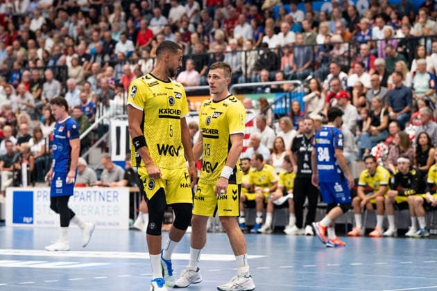 Philipp Ahouansou, (TVB Stuttgart, 05) , links, mit Patrick Zieker, (TVB Stuttgart, 25), rechts, besprechen die Taktik, HBW Balingen Weilstetten vs. TVB Stuttgart, GER, Opel 1. Handball Bundesliga, Meisterschaft, Spieltag 5, Saison 2026 2027, 18.09.2026, Eibner-Pressefoto Andreas Ulmer HBW Balingen Weilstetten vs. TVB Stuttgart, GER, Opel 1. Handball Bundesliga, Meisterschaft, Spieltag 5, Saison 2026 2027, 18.09.2026, Balingen Copyright: xEibner-Pressefoto AndreasxUlmerx EP_AUR