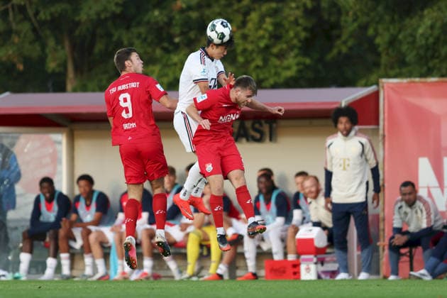 18.09.2026, Herren, Fussball, Saison 2026 2027, Regionalliga Bayern, 10. Spieltag: TSV Aubstadt - FC Bayern Muenchen II Max Grimm ( 9, TSV Aubstadt), Doyeon Kim ( 3, FC Bayern München II) und Egor Zelenskiy ( 21, TSV Aubstadt) Sulzfeld Schulstadion Aubstadt (NGN Arena) Bayern Deutschland