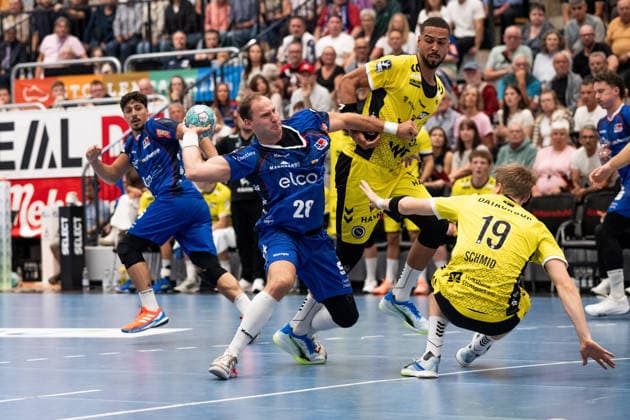 Tobias Heinzelmann (HBW Balingen Weilstetten, 28), links, gegen Linus Schmid, (TVB Stuttgart, 19), HBW Balingen Weilstetten vs. TVB Stuttgart, GER, Opel 1. Handball Bundesliga, Meisterschaft, Spieltag 5, Saison 2026 2027, 18.09.2026, Eibner-Pressefoto Andreas Ulmer HBW Balingen Weilstetten vs. TVB Stuttgart, GER, Opel 1. Handball Bundesliga, Meisterschaft, Spieltag 5, Saison 2026 2027, 18.09.2026, Balingen Copyright: xEibner-Pressefoto AndreasxUlmerx EP_AUR
