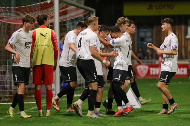 18.09.2026, Fussball, Herren, Saison 2026 2027, Regionalliga Bayern, 10. Spieltag: TSV Buchbach - FC Schweinfurt 05 Schweinfurt feiert das 1:1 durch Nils Piwernetz (FC Schweinfurt 05, 19) Buchbach SMR-Arena Bayern Deutschland