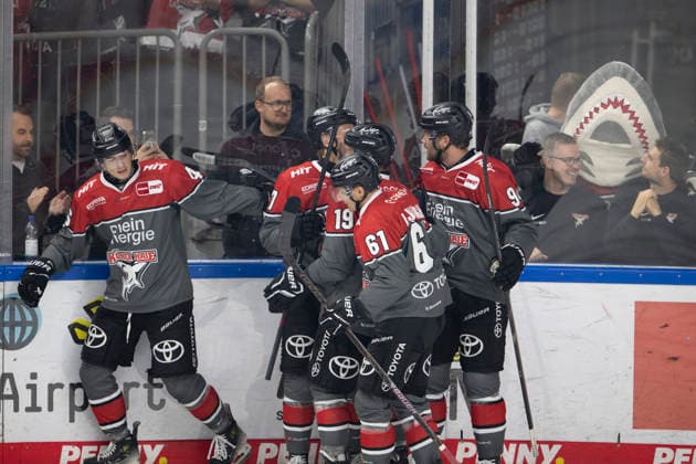 PENNY DEL 1; Kölner Haie - Grizzly Wolfsburg; Köln, 18.09.2026 Kevin Niedenz (Kölner Haie, Sturm, 46); Jan Luca Sennhenn (Kölner Haie, Verteidigung, 17); Frederik Storm (Kölner Haie, Sturm, 19); Frederik Storm (Kölner Haie, Sturm, 19); Markus Ljungh (Kölner Haie, Sturm, 61); +91+; PENNY DEL 1; Kölner Haie - Grizzly Wolfsburg am 18.09.2026 in der KA2 in Köln (Deutschland). Copyright: xBEAUTIFULxSPORTS AndreasxDickx