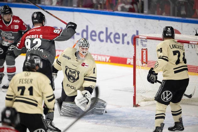 PENNY DEL 1; Kölner Haie - Grizzly Wolfsburg; Köln, 18.09.2026 Daniel Fischbuch (Kölner Haie, Sturm, 71); Marcel Noebels (Kölner Haie, Sturm, 92); Dustin Strahlmeier (Grizzly Wolfsburg, Torwart, 1); PENNY DEL 1; Kölner Haie - Grizzly Wolfsburg am 18.09.2026 in der KA2 in Köln (Deutschland). Copyright: xBEAUTIFULxSPORTS AndreasxDickx