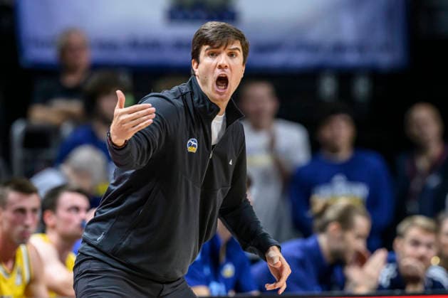 im Bild v.l.: Pedro Calles (ALBA, Trainer), GER, Berlin, Basketball, Alba Berlin und den Niners Chemnitz, BBL Auftakt, Auftaktspiel, in der UBER Arena, 18.09.2026, Copyright: HMBxMedia UwexKoch