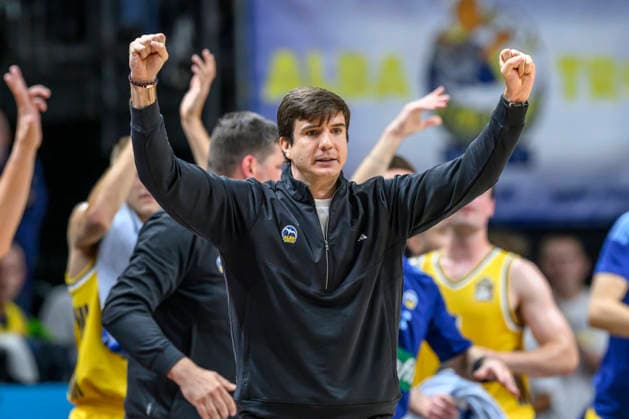 im Bild v.l.: Pedro Calles (ALBA, Trainer), Jubel, Freude, GER, Berlin, Basketball, Alba Berlin und den Niners Chemnitz, BBL Auftakt, Auftaktspiel, in der UBER Arena, 18.09.2026, Copyright: HMBxMedia UwexKoch