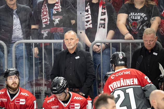 PENNY DEL 1; Kölner Haie - Grizzly Wolfsburg; Köln, 18.09.2026 Thomas Berglund (Kölner Haie, Head Coach); PENNY DEL 1; Kölner Haie - Grizzly Wolfsburg am 18.09.2026 in der KA2 in Köln (Deutschland). Copyright: xBEAUTIFULxSPORTS AndreasxDickx