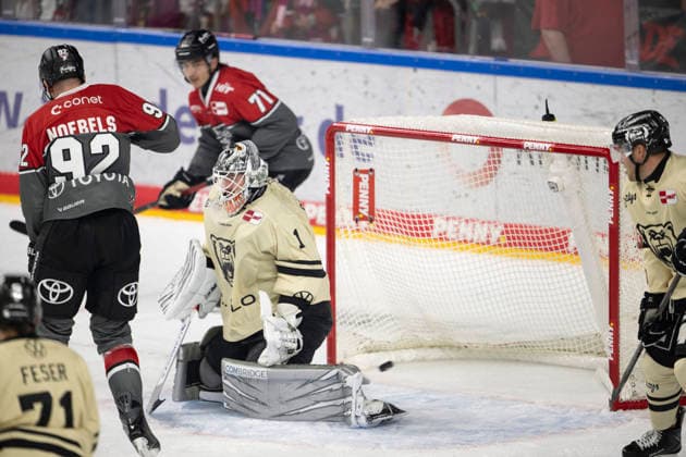 PENNY DEL 1; Kölner Haie - Grizzly Wolfsburg; Köln, 18.09.2026 Marcel Noebels (Kölner Haie, Sturm, 92); Dustin Strahlmeier (Grizzly Wolfsburg, Torwart, 1); PENNY DEL 1; Kölner Haie - Grizzly Wolfsburg am 18.09.2026 in der KA2 in Köln (Deutschland). Copyright: xBEAUTIFULxSPORTS AndreasxDickx