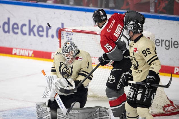 PENNY DEL 1; Kölner Haie - Grizzly Wolfsburg; Köln, 18.09.2026 +so1+; Louis- Marc Aubry (Kölner Haie, Sturm, 15); Fabio Pfohl (Grizzly Wolfsburg, Verteidigung, 95); PENNY DEL 1; Kölner Haie - Grizzly Wolfsburg am 18.09.2026 in der KA2 in Köln (Deutschland). Copyright: xBEAUTIFULxSPORTS AndreasxDickx