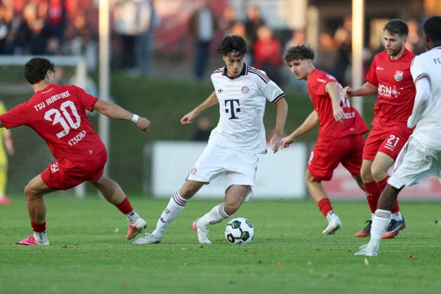 18.09.2026, Herren, Fussball, Saison 2026 2027, Regionalliga Bayern, 10. Spieltag: TSV Aubstadt - FC Bayern Muenchen II Marcel Fischer ( 30, TSV Aubstadt), David Michael Santos Daiber ( 6, FC Bayern München II) Sulzfeld Schulstadion Aubstadt (NGN Arena) Bayern Deutschland