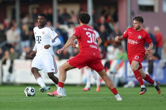 18.09.2026, Herren, Fussball, Saison 2026 2027, Regionalliga Bayern, 10. Spieltag: TSV Aubstadt - FC Bayern Muenchen II Allen Junior Lambà ( 8, FC Bayern München II), Marcel Fischer ( 30, TSV Aubstadt), Egor Zelenskiy ( 21, TSV Aubstadt) Sulzfeld Schulstadion Aubstadt (NGN Arena) Bayern Deutschland