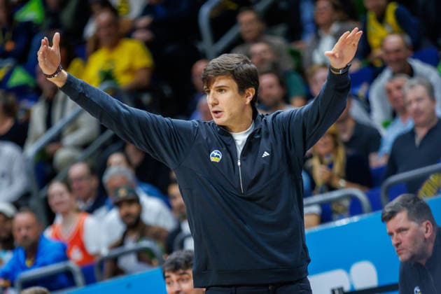 Basketball, Männer: Bundesliga, Alba Berlin - Niners Chemnitz, Uber Arena am 18.9.26 in Berlin. Head Coach Pedro Calles (ALBA Berlin) steht gestikulierend am Spielfeldrand. Alba Berlin - Niners Chemnitz
