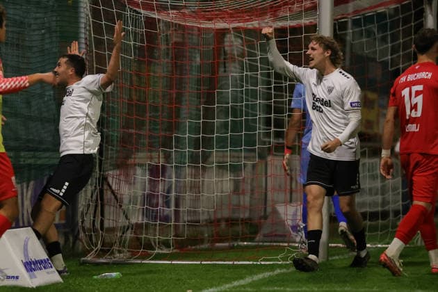 18.09.2026, Fussball, Herren, Saison 2026 2027, Regionalliga Bayern, 10. Spieltag: TSV Buchbach - FC Schweinfurt 05 Von links: Schweinfurt feiert das 1:1 durch Nils Piwernetz (FC Schweinfurt 05, 19), Maximilian Stahl (FC Schweinfurt 05, 32) Buchbach SMR-Arena Bayern Deutschland