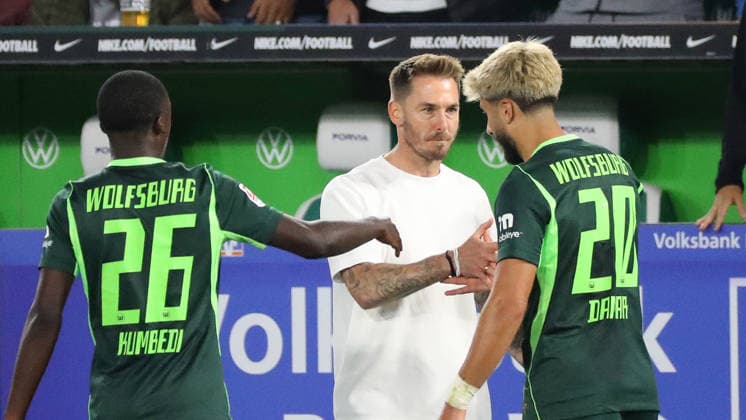 VfL vs. Darmstadt, 2. BL Wolfsburg, 18.09.2026, Fußball, Herren, 2. BL, Saison 2026 2027, VfL Wolfsburg vs. SV Darmstadt 98: Muhammed Damar (VfL Wolfsburg) jubelt mit Cheftrainer Tobias Strobl (VfL Wolfsburg) nach seinem Tor zum 4:1 (DFL DFB REGULATIONS PROHIBIT ANY USE OF PHOTOGRAPHS as IMAGE SEQUENCES and or QUASI-VIDEO) Volkswagen Arena Niedersachsen Deutschland