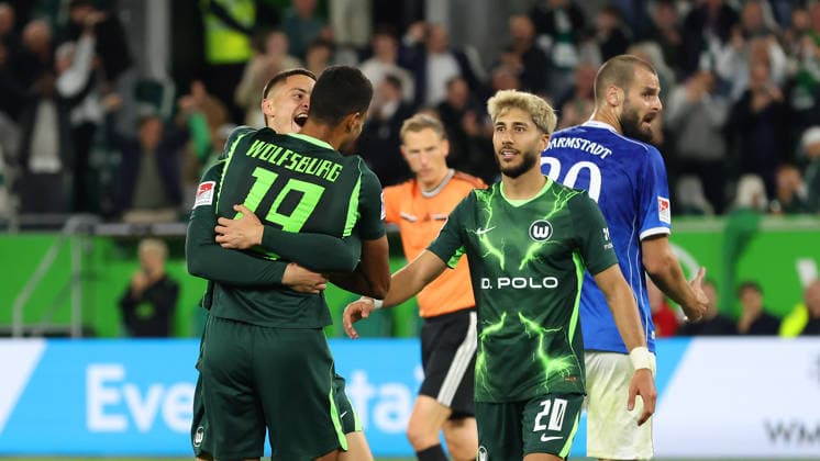 VfL vs. Darmstadt, 2. BL Wolfsburg, 18.09.2026, Fußball, Herren, 2. BL, Saison 2026 2027, VfL Wolfsburg vs. SV Darmstadt 98: Robert Glatzel (VfL Wolfsburg) jubelt mit Bence Dardai (VfL Wolfsburg) nach seinem Tor zum 5:1 (DFL DFB REGULATIONS PROHIBIT ANY USE OF PHOTOGRAPHS as IMAGE SEQUENCES and or QUASI-VIDEO) Volkswagen Arena Niedersachsen Deutschland
