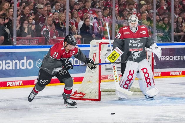 Eishockey Penny-DEL 1.Spieltag Kölner Haie - Grizzlys Wolfsburg am 18.09.2026 in der Lanxess Arena in Köln Juhani Tyrväinen ( Köln ), links - Janne Juvonen ( Köln ), rechts Gemäß den Vorgaben der DEL Deutsche Eishockey Liga ist die Publikation und Weiterverwertung der Aufnahmen in elektronischen Medien und Endgeräten aller Art während des laufenden Spiels nicht zulässig.