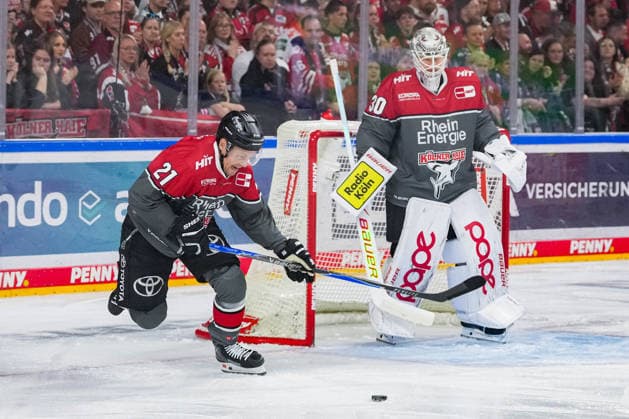 Eishockey Penny-DEL 1.Spieltag Kölner Haie - Grizzlys Wolfsburg am 18.09.2026 in der Lanxess Arena in Köln Juhani Tyrväinen ( Köln ), links - Janne Juvonen ( Köln ), rechts Gemäß den Vorgaben der DEL Deutsche Eishockey Liga ist die Publikation und Weiterverwertung der Aufnahmen in elektronischen Medien und Endgeräten aller Art während des laufenden Spiels nicht zulässig.