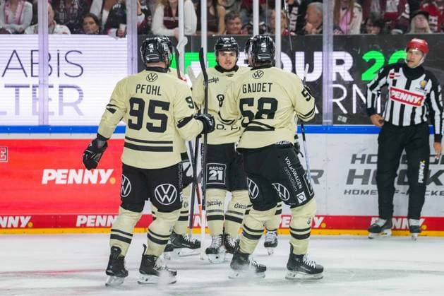 Eishockey Penny-DEL 1.Spieltag Kölner Haie - Grizzlys Wolfsburg am 18.09.2026 in der Lanxess Arena in Köln Wolfsburgs Spieler bejubeln den nfrühen Treffer zum 0:1 durch Bobby Lynch ( Wolfsburg ) Gemäß den Vorgaben der DEL Deutsche Eishockey Liga ist die Publikation und Weiterverwertung der Aufnahmen in elektronischen Medien und Endgeräten aller Art während des laufenden Spiels nicht zulässig.
