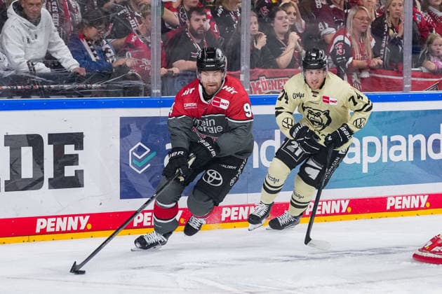 Eishockey Penny-DEL 1.Spieltag Kölner Haie - Grizzlys Wolfsburg am 18.09.2026 in der Lanxess Arena in Köln Robin Press ( Köln ), links - Les Lancaster ( Wolfsburg ), rechts Gemäß den Vorgaben der DEL Deutsche Eishockey Liga ist die Publikation und Weiterverwertung der Aufnahmen in elektronischen Medien und Endgeräten aller Art während des laufenden Spiels nicht zulässig.