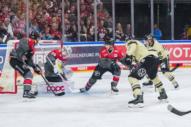 Eishockey Penny-DEL 1.Spieltag Kölner Haie - Grizzlys Wolfsburg am 18.09.2026 in der Lanxess Arena in Köln Viel Verkehr vor Janne Juvonen ( Köln ), 2.v.links Gemäß den Vorgaben der DEL Deutsche Eishockey Liga ist die Publikation und Weiterverwertung der Aufnahmen in elektronischen Medien und Endgeräten aller Art während des laufenden Spiels nicht zulässig.