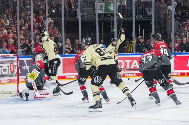 Eishockey Penny-DEL 1.Spieltag Kölner Haie - Grizzlys Wolfsburg am 18.09.2026 in der Lanxess Arena in Köln Tor zum 1:2 für Wolfsburg, Torschütze Will Graber ( Wolfsburg ), Mitte Gemäß den Vorgaben der DEL Deutsche Eishockey Liga ist die Publikation und Weiterverwertung der Aufnahmen in elektronischen Medien und Endgeräten aller Art während des laufenden Spiels nicht zulässig.