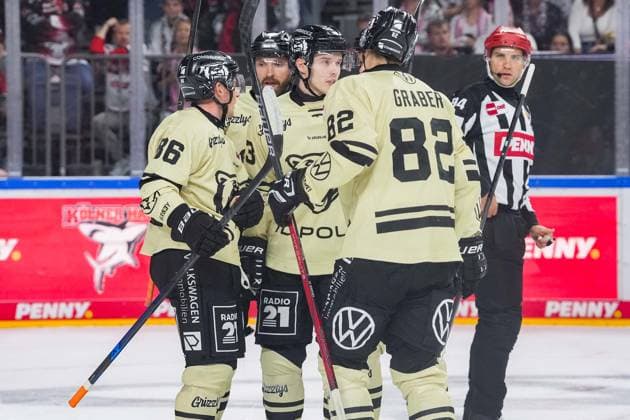Eishockey Penny-DEL 1.Spieltag Kölner Haie - Grizzlys Wolfsburg am 18.09.2026 in der Lanxess Arena in Köln Wolfsburgs Spieler bejubeln den Treffer zum 1:2 durch Will Graber ( Wolfsburg ), rechts Gemäß den Vorgaben der DEL Deutsche Eishockey Liga ist die Publikation und Weiterverwertung der Aufnahmen in elektronischen Medien und Endgeräten aller Art während des laufenden Spiels nicht zulässig.