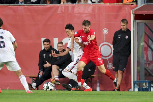 18.09.2026, Herren, Fussball, Saison 2026 2027, Regionalliga Bayern, 10. Spieltag: TSV Aubstadt - FC Bayern Muenchen II Doyeon Kim ( 3, FC Bayern München II) und Egor Zelenskiy ( 21, TSV Aubstadt) Sulzfeld Schulstadion Aubstadt (NGN Arena) Bayern Deutschland