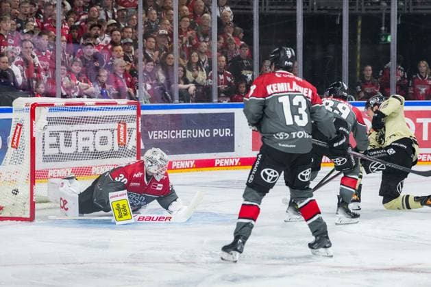 Eishockey Penny-DEL 1.Spieltag Kölner Haie - Grizzlys Wolfsburg am 18.09.2026 in der Lanxess Arena in Köln Bobby Lynch ( Wolfsburg ), rechts aussen - erzielt den Treffer zum 0:1 Gemäß den Vorgaben der DEL Deutsche Eishockey Liga ist die Publikation und Weiterverwertung der Aufnahmen in elektronischen Medien und Endgeräten aller Art während des laufenden Spiels nicht zulässig.