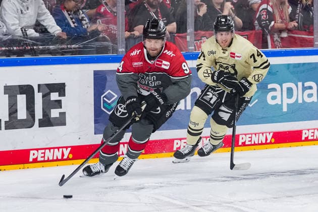 Eishockey Penny-DEL 1.Spieltag Kölner Haie - Grizzlys Wolfsburg am 18.09.2026 in der Lanxess Arena in Köln Robin Press ( Köln ), links - Les Lancaster ( Wolfsburg ), rechts Gemäß den Vorgaben der DEL Deutsche Eishockey Liga ist die Publikation und Weiterverwertung der Aufnahmen in elektronischen Medien und Endgeräten aller Art während des laufenden Spiels nicht zulässig.