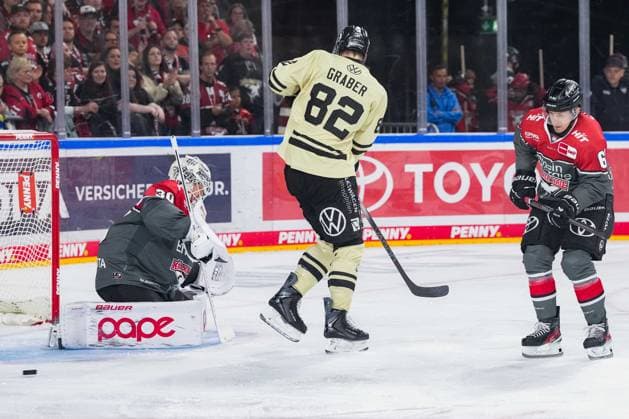 Eishockey Penny-DEL 1.Spieltag Kölner Haie - Grizzlys Wolfsburg am 18.09.2026 in der Lanxess Arena in Köln Janne Juvonen ( Köln ), links - Will Graber ( Wolfsburg ), mitte - Patrick Russell ( Köln ), rechts Gemäß den Vorgaben der DEL Deutsche Eishockey Liga ist die Publikation und Weiterverwertung der Aufnahmen in elektronischen Medien und Endgeräten aller Art während des laufenden Spiels nicht zulässig.