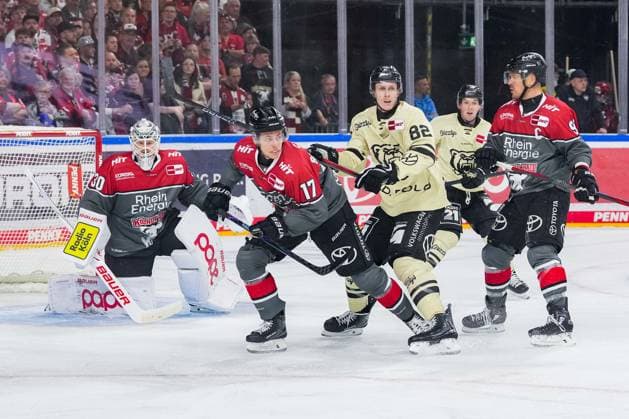 Eishockey Penny-DEL 1.Spieltag Kölner Haie - Grizzlys Wolfsburg am 18.09.2026 in der Lanxess Arena in Köln v.l.n.r. , Janne Juvonen ( Köln ), Jan Luca Sennhenn ( Köln ), Will Graber ( Wolfsburg ), Moritz Müller ( Köln ) Gemäß den Vorgaben der DEL Deutsche Eishockey Liga ist die Publikation und Weiterverwertung der Aufnahmen in elektronischen Medien und Endgeräten aller Art während des laufenden Spiels nicht zulässig.
