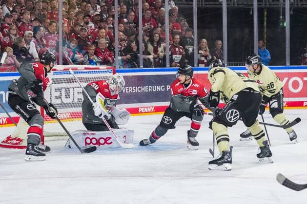 Eishockey Penny-DEL 1.Spieltag Kölner Haie - Grizzlys Wolfsburg am 18.09.2026 in der Lanxess Arena in Köln Viel Verkehr vor Janne Juvonen ( Köln ), 2.v.links Gemäß den Vorgaben der DEL Deutsche Eishockey Liga ist die Publikation und Weiterverwertung der Aufnahmen in elektronischen Medien und Endgeräten aller Art während des laufenden Spiels nicht zulässig.