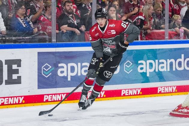 Eishockey Penny-DEL 1.Spieltag Kölner Haie - Grizzlys Wolfsburg am 18.09.2026 in der Lanxess Arena in Köln Marco Münzenberger ( Köln ) Gemäß den Vorgaben der DEL Deutsche Eishockey Liga ist die Publikation und Weiterverwertung der Aufnahmen in elektronischen Medien und Endgeräten aller Art während des laufenden Spiels nicht zulässig.