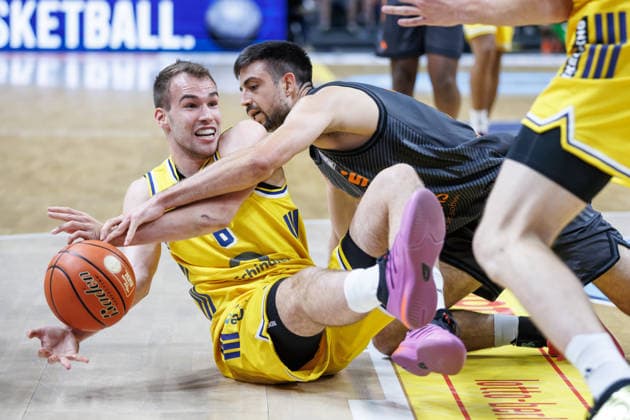 Basketball, Männer: Bundesliga, Alba Berlin - Niners Chemnitz, Uber Arena am 18.9.26 in Berlin. Malte Delow (ALBA Berlin) kämpft gegen Mateo Seric (NINERS Chemnitz) um den Ball. Alba Berlin - Niners Chemnitz