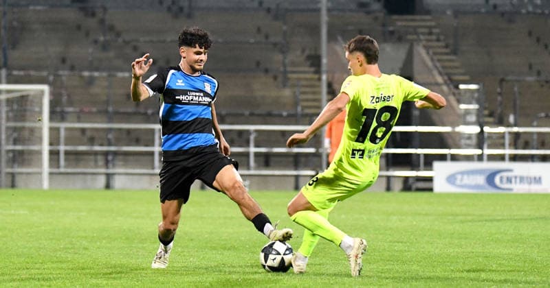 18.09.2026, xokbx, Fussball Regionalliga Suedwest, FSV Frankfurt - Stuttgarter Kickers v.l. Elias Adam Breir (FSV Frankfurt), Maximilian Zaiser (Stuttgarter Kickers), Zweikampf, Duell Frankfurt am Main