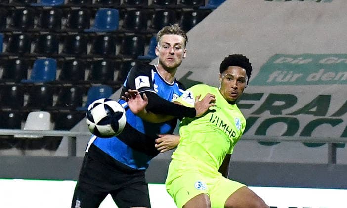 18.09.2026, xokbx, Fussball Regionalliga Suedwest, FSV Frankfurt - Stuttgarter Kickers v.l. Phil Kemper (FSV frankfurt), David Udogu (Stuttgarter Kickers), Zweikampf, Duell Frankfurt am Main
