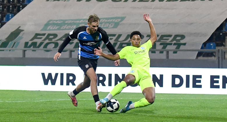18.09.2026, xokbx, Fussball Regionalliga Suedwest, FSV Frankfurt - Stuttgarter Kickers v.l. Phil Kemper (FSV frankfurt), David Udogu (Stuttgarter Kickers), Zweikampf, Duell Frankfurt am Main