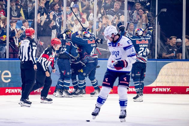 Die Muenchner bejubeln mit Dominik Kahun (EHC Red Bull Muenchen, 21) dessen Tor zum 1:0 GER, EHC Red Bull Muenchen vs. Adler Mannheim, Eishockey, DEL, Saison 2026 2027, 1. Spieltag, 18.09.2026. Foto: HMB Media Heike Feiner Copyright: HMBxMedia HeikexFeiner