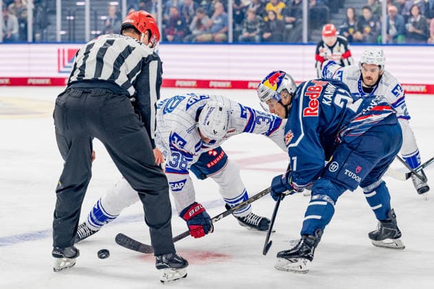 Linesperson Joshua Roemer fuehrt ein Bully Faceoff aus zwischen Patrick Brown (Adler Mannheim, 38) und Dominik Kahun (EHC Red Bull Muenchen, 21) GER, EHC Red Bull Muenchen vs. Adler Mannheim, Eishockey, DEL, Saison 2026 2027, 1. Spieltag, 18.09.2026. Foto: HMB Media Heike Feiner Copyright: HMBxMedia HeikexFeiner