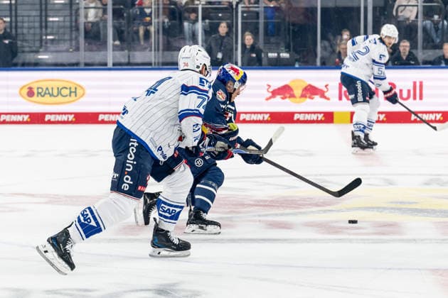 Kampf um den Puck Zweikampf zwischen Justin Schuetz (Adler Mannheim, 74) und Dominik Kahun (EHC Red Bull Muenchen, 21) GER, EHC Red Bull Muenchen vs. Adler Mannheim, Eishockey, DEL, Saison 2026 2027, 1. Spieltag, 18.09.2026. Foto: HMB Media Heike Feiner Copyright: HMBxMedia HeikexFeiner