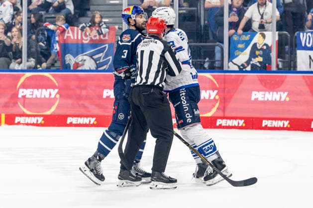 Hier geraten Lukas Klok (EHC Red Bull Muenchen, 03) und Dan Renouf (Adler Mannheim, 04) aneinander, Linesperson Jonas Reinold geht dazwischen GER, EHC Red Bull Muenchen vs. Adler Mannheim, Eishockey, DEL, Saison 2026 2027, 1. Spieltag, 18.09.2026. Foto: HMB Media Heike Feiner Copyright: HMBxMedia HeikexFeiner