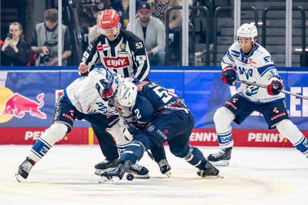 Linesperson Joshua Roemer fuehrt ein Bully Faceoff aus zwischen Marc Michaelis (Adler Mannheim, 65) und Patrick Hager (EHC Red Bull Muenchen, 52) GER, EHC Red Bull Muenchen vs. Adler Mannheim, Eishockey, DEL, Saison 2026 2027, 1. Spieltag, 18.09.2026. Foto: HMB Media Heike Feiner Copyright: HMBxMedia HeikexFeiner