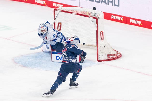 Dominik Kahun (EHC Red Bull Muenchen, 21) bei seinem Tor zum 1:0 gegen Maximilian Franzreb (Torwart, Adler Mannheim, 56) GER, EHC Red Bull Muenchen vs. Adler Mannheim, Eishockey, DEL, Saison 2026 2027, 1. Spieltag, 18.09.2026. Foto: HMB Media Franz Feiner Copyright: HMBxMedia FranzxFeiner