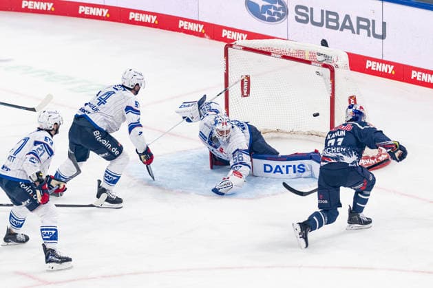 Dominik Kahun (EHC Red Bull Muenchen, 21) bei seinem Tor zum 1:0 gegen Maximilian Franzreb (Torwart, Adler Mannheim, 56), Kris Bennett (Adler Mannheim, 21) und Dan Renouf (Adler Mannheim, 04) koennen nicht mehr eingreifen GER, EHC Red Bull Muenchen vs. Adler Mannheim, Eishockey, DEL, Saison 2026 2027, 1. Spieltag, 18.09.2026. Foto: HMB Media Franz Feiner Copyright: HMBxMedia FranzxFeiner