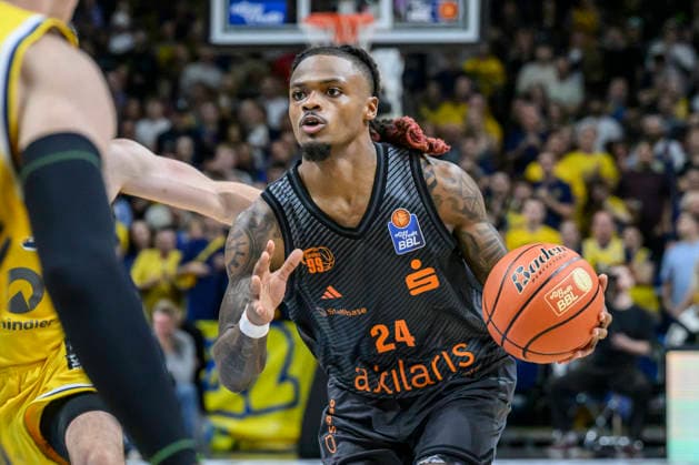 im Bild v.l.: Cobe Williams (NINERS Chemnitz, 24), im aAngriff, GER, Berlin, Basketball, Alba Berlin und den Niners Chemnitz, BBL Auftakt, Auftaktspiel, in der UBER Arena, 18.09.2026, Copyright: HMBxMedia UwexKoch