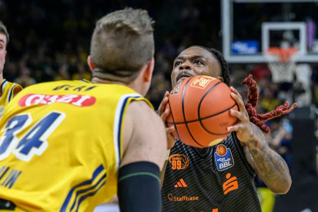 im Bild v.l.: Cobe Williams (NINERS Chemnitz, 24), im Angriff, GER, Berlin, Basketball, Alba Berlin und den Niners Chemnitz, BBL Auftakt, Auftaktspiel, in der UBER Arena, 18.09.2026, Copyright: HMBxMedia UwexKoch