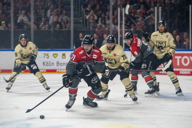 Zweikampf zwischen Daniel Fischbuch (Koelner Haie, 71) und Justin Feser (Grizzlys Wolfsburg, 71). Koelner Haie vs. Grizzlys Wolfsburg, Eishockey, Penny DEL, 01. Spieltag, Saison 2026 2027, 18.09.2026 Koelner Haie vs. Grizzlys Wolfsburg, Eishockey, Penny DEL, 01. Spieltag, Saison 2026 2027, 18.09.2026 Köln Copyright: xEibner-Pressefoto ThomasxHaeslerx EP_THR