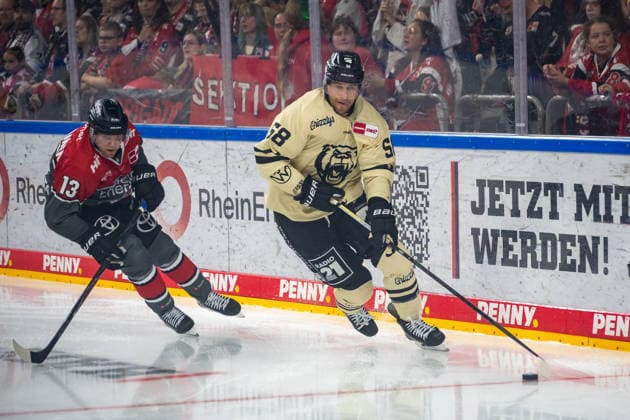 Zweikampf zwischen Valtteri Kemilainen (Koelner Haie, 13) und Tyler Gaudet (Grizzlys Wolfsburg, 58). Koelner Haie vs. Grizzlys Wolfsburg, Eishockey, Penny DEL, 01. Spieltag, Saison 2026 2027, 18.09.2026 Koelner Haie vs. Grizzlys Wolfsburg, Eishockey, Penny DEL, 01. Spieltag, Saison 2026 2027, 18.09.2026 Köln Copyright: xEibner-Pressefoto ThomasxHaeslerx EP_THR