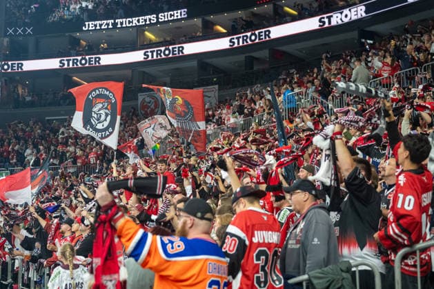 Die Koelner Fans bejubeln das Tor zum 3:2. Koelner Haie vs. Grizzlys Wolfsburg, Eishockey, Penny DEL, 01. Spieltag, Saison 2026 2027, 18.09.2026 Koelner Haie vs. Grizzlys Wolfsburg, Eishockey, Penny DEL, 01. Spieltag, Saison 2026 2027, 18.09.2026 Köln Copyright: xEibner-Pressefoto ThomasxHaeslerx EP_THR